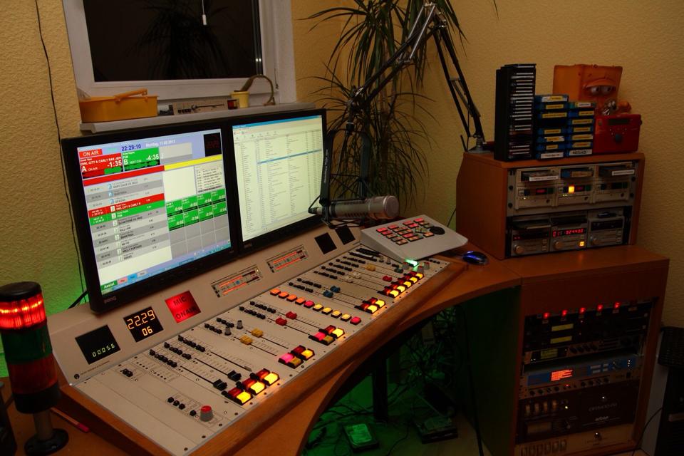 Studiomöbel mit pult.JPG